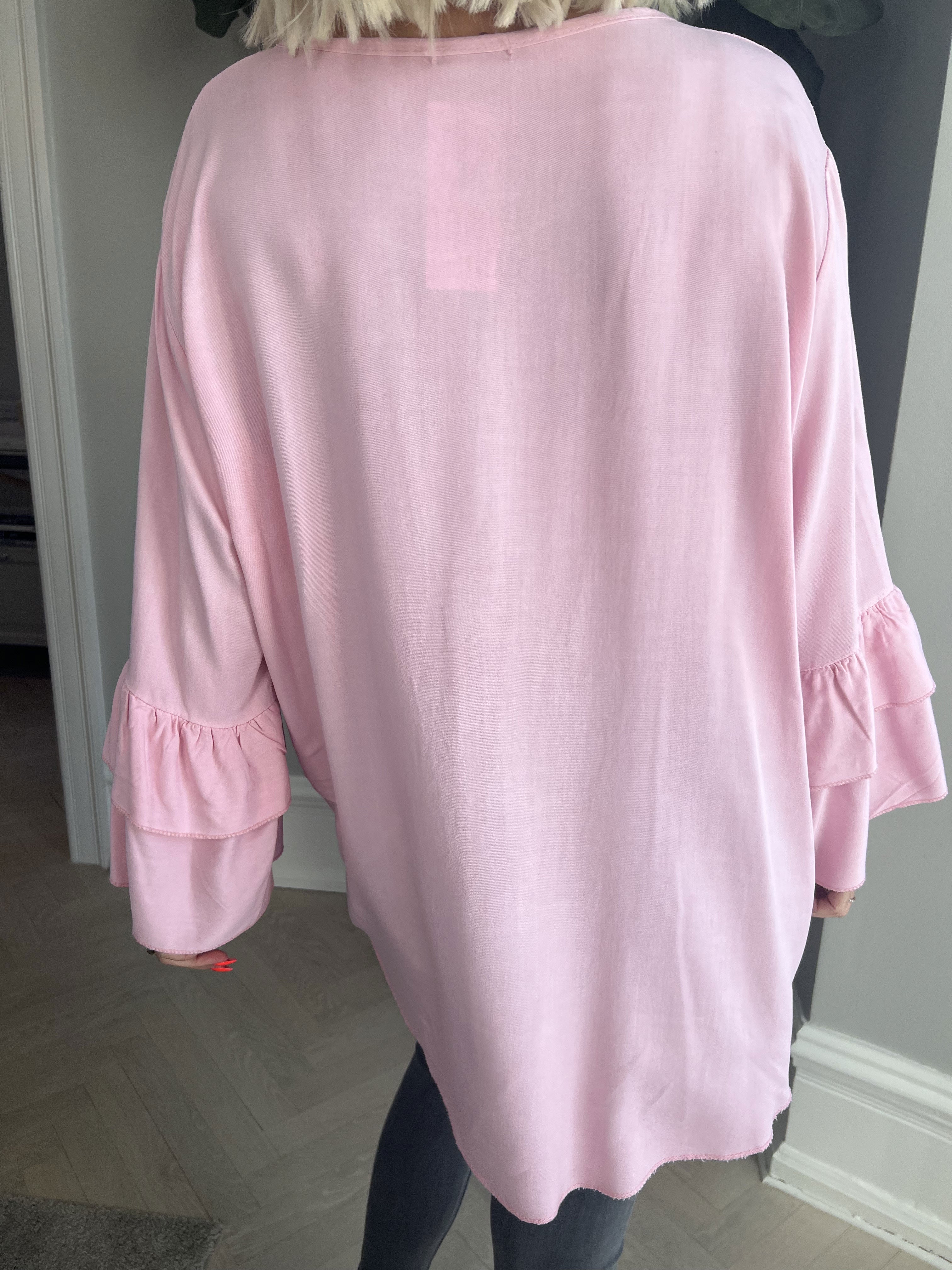 Kayla - Söt blus i viskos med volanger på ärmarna - Green